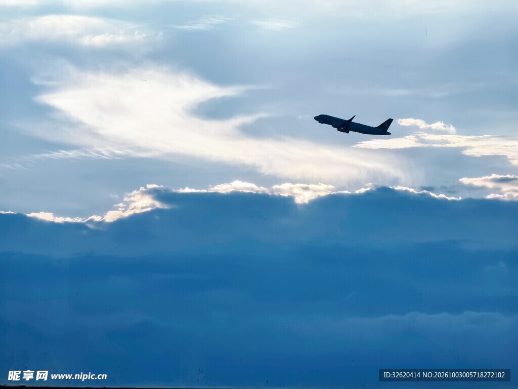 云海上空飞行的飞机