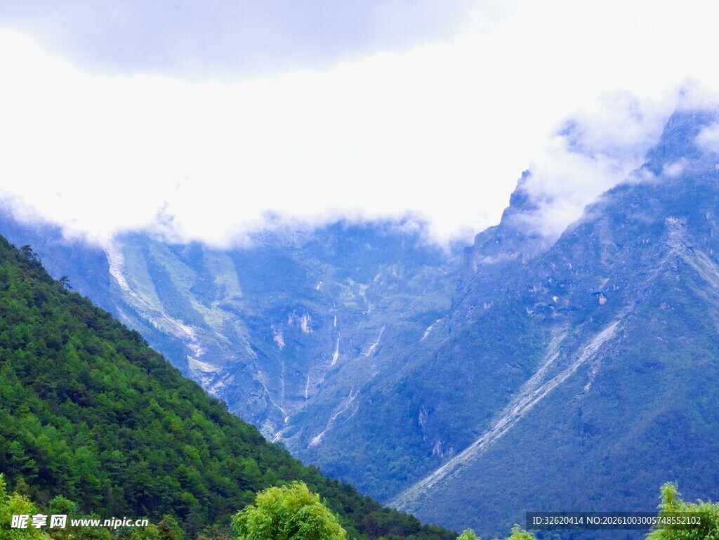 高山云雾山林风光