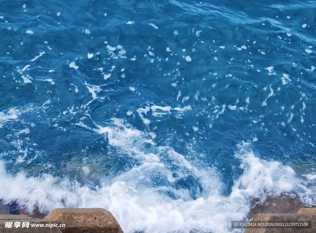 海边翻涌的海浪