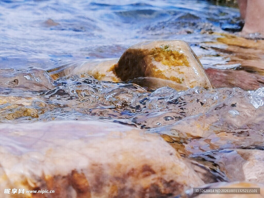 水岸浅滩岩石水彩画