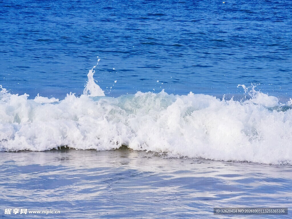 蓝色海面翻涌白浪