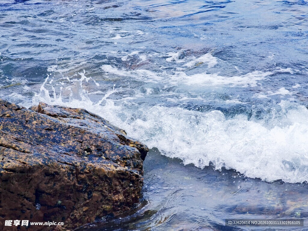 海浪拍击岸边礁石