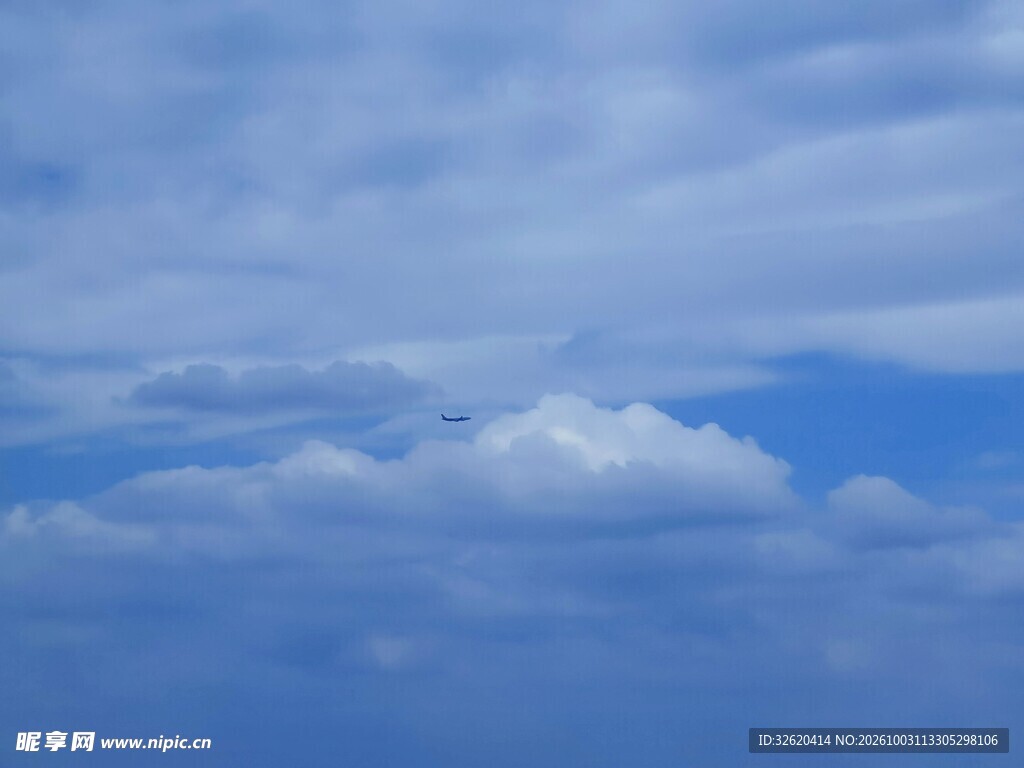 蓝天飘云自然风景