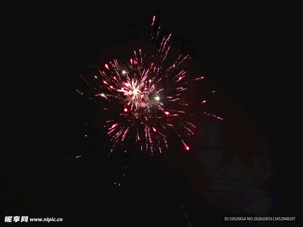 暗夜中绽放的烟花