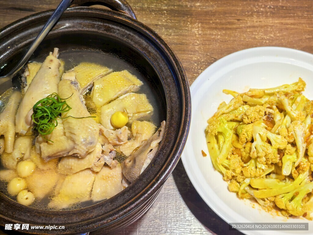 砂锅炖鸡配家常小炒