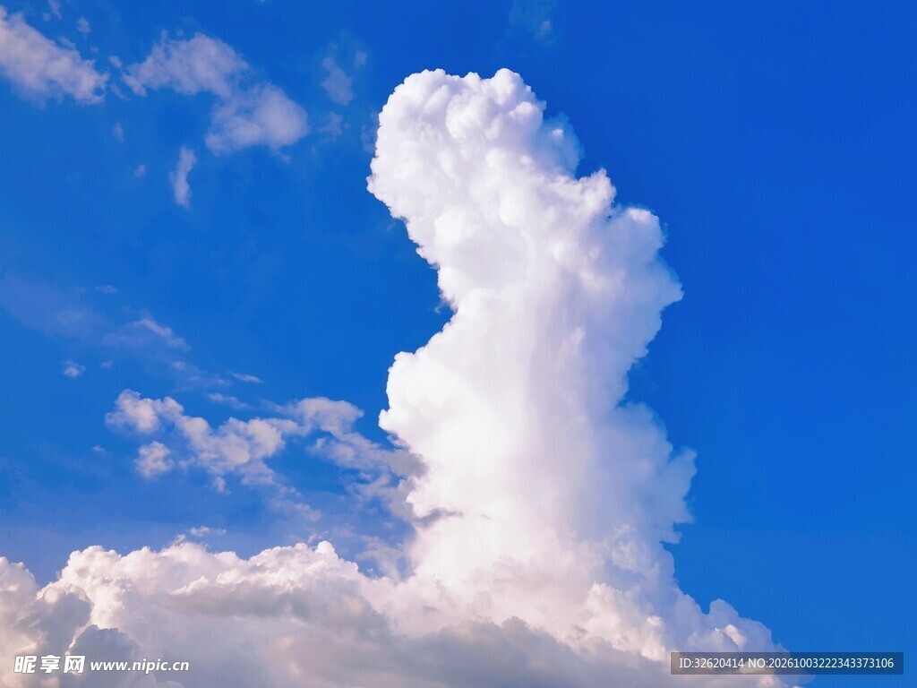 蓝天积云景致