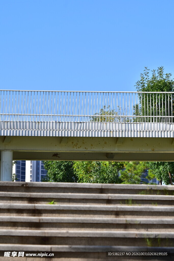 晴日城市路桥风光