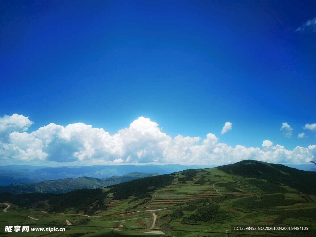 旷野晴空山野风光