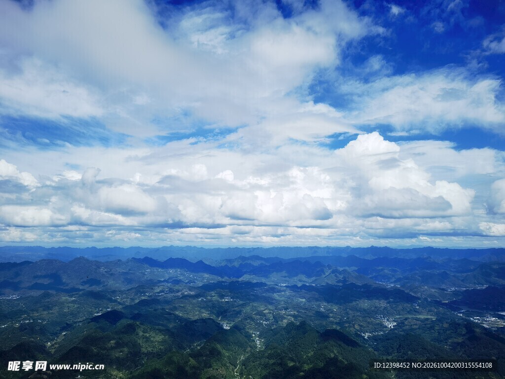 高空俯瞰晴空山野风光