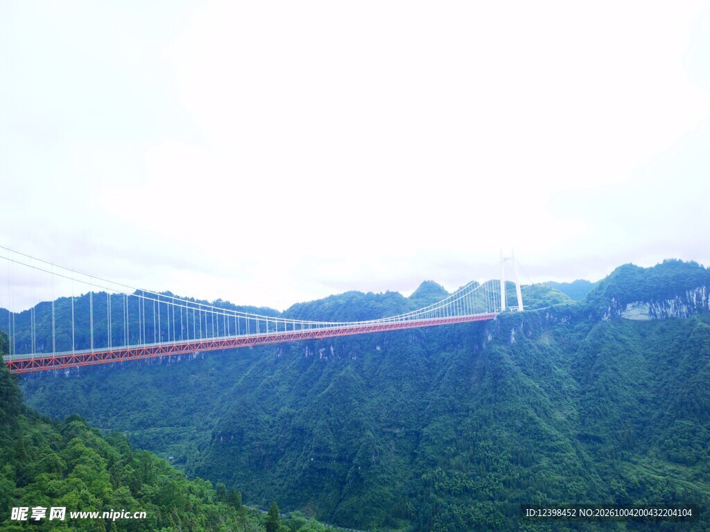 峡谷高空特大悬索桥