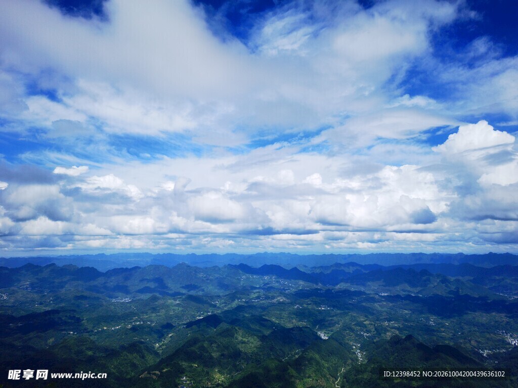 高空俯瞰山野晴空美景
