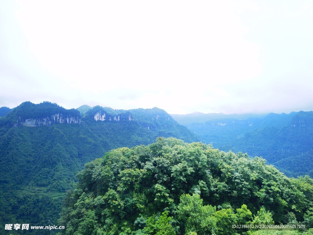 青山连绵自然风光