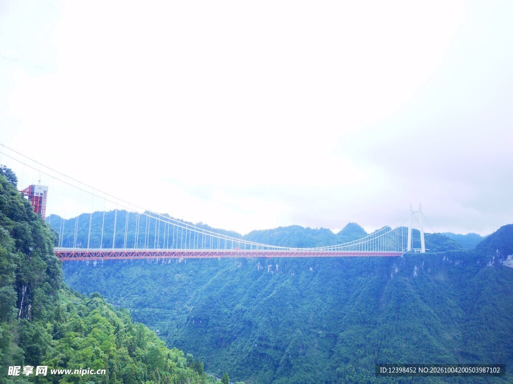 峡谷特大悬索桥风光