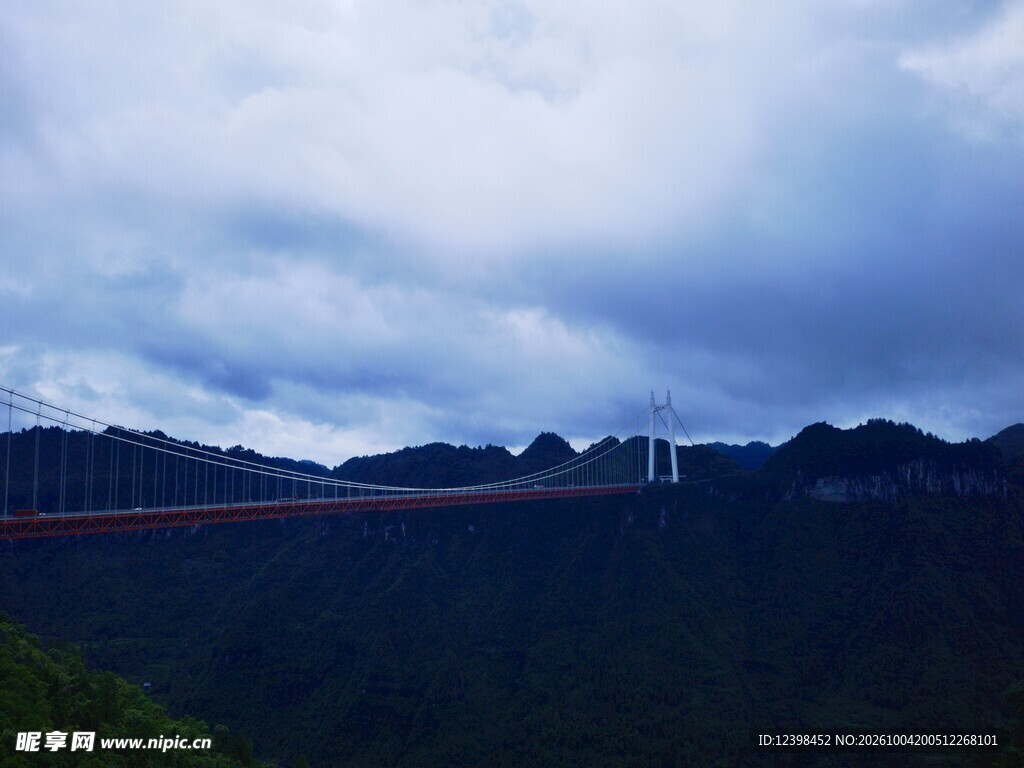 阴天远山郊野风光