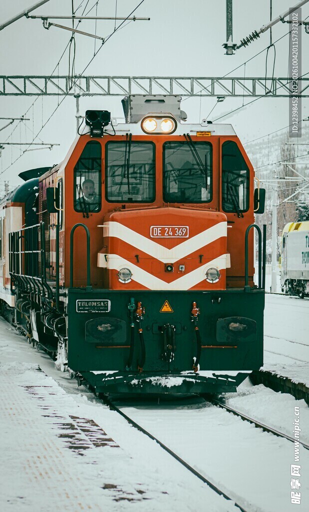 雪中行驶的老式火车