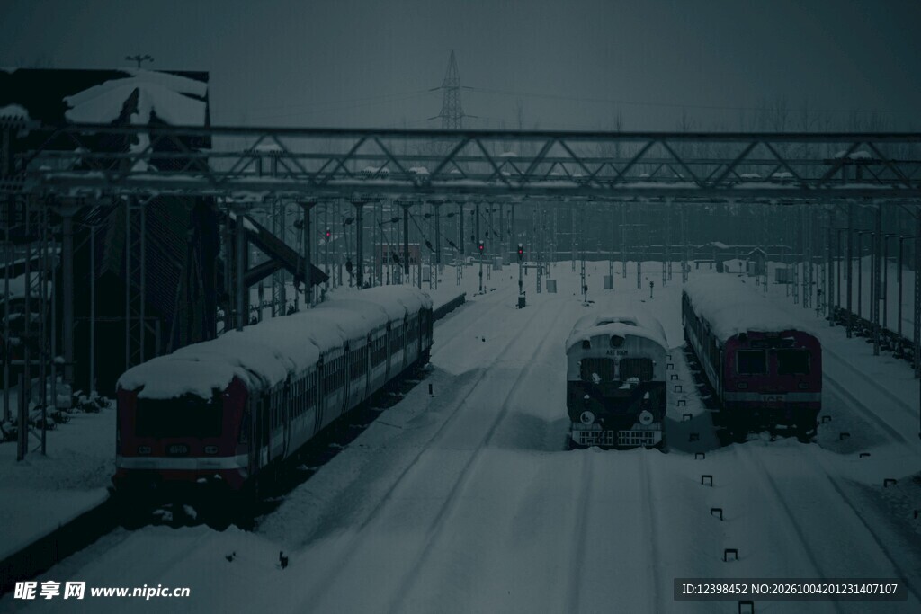 冬日积雪码头堆场