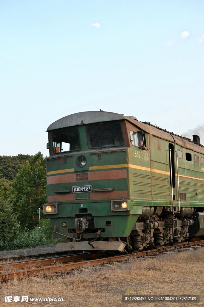 郊外行驶的老式火车