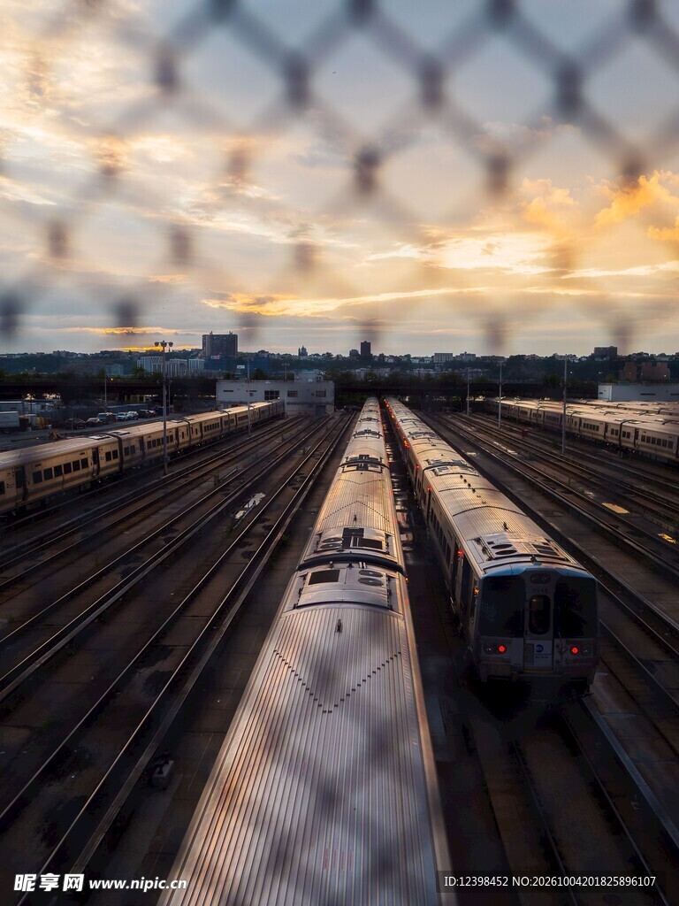 黄昏下的铁路轨道