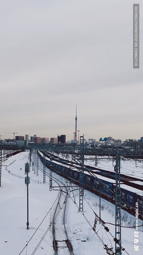 雪覆铁路冬日远景