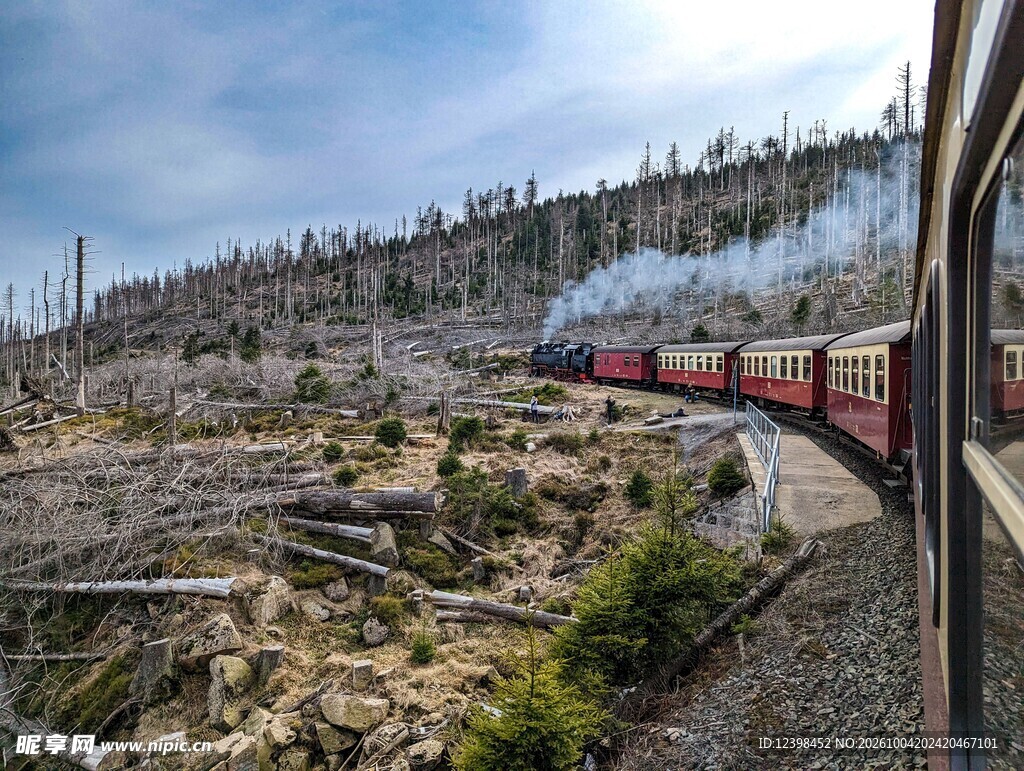 郊野行驶的蒸汽火车