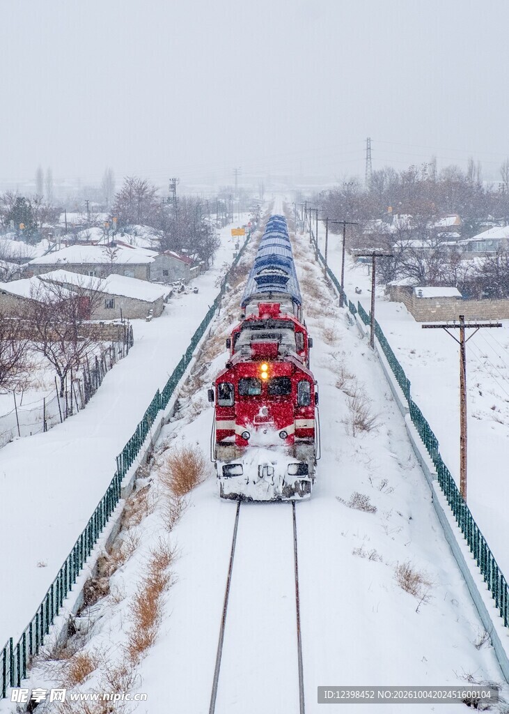 风雪中行驶的火车