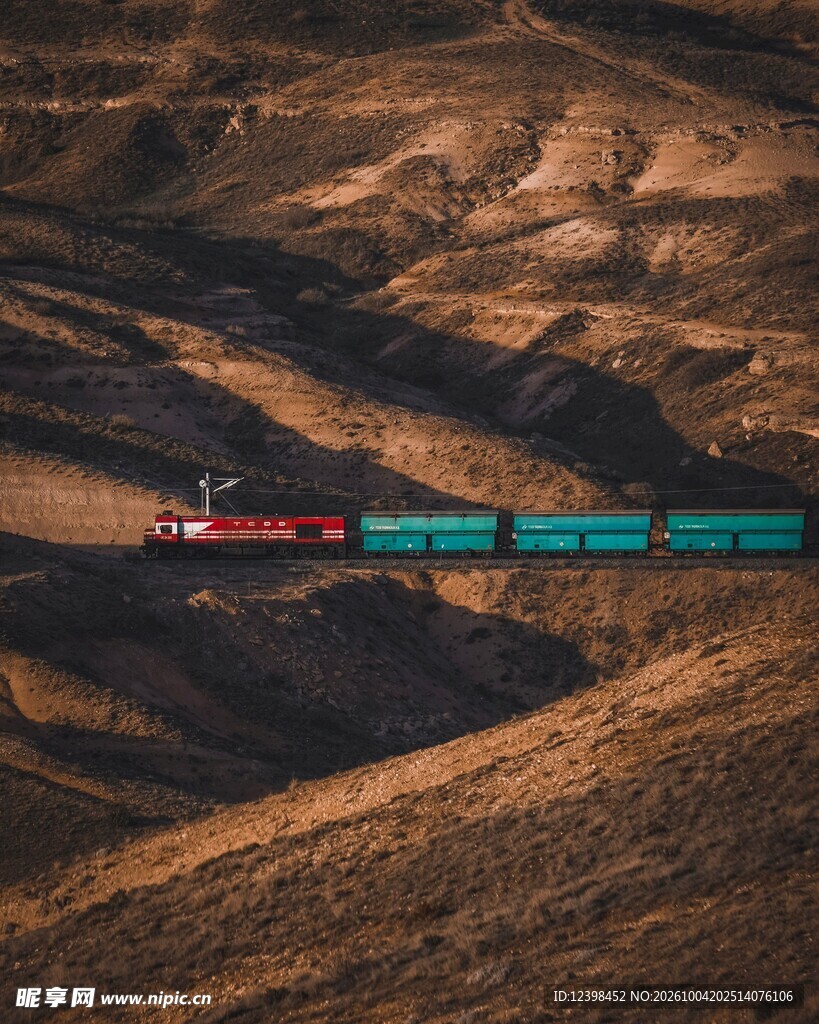旷野中穿行的货运列车