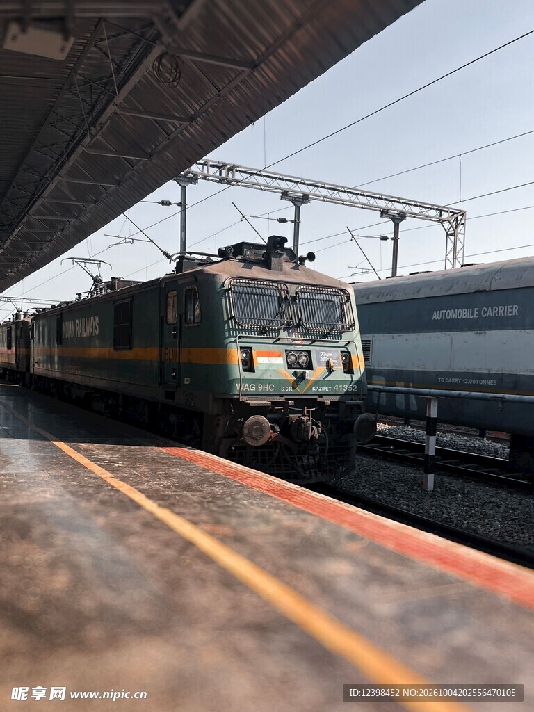站台停靠的列车