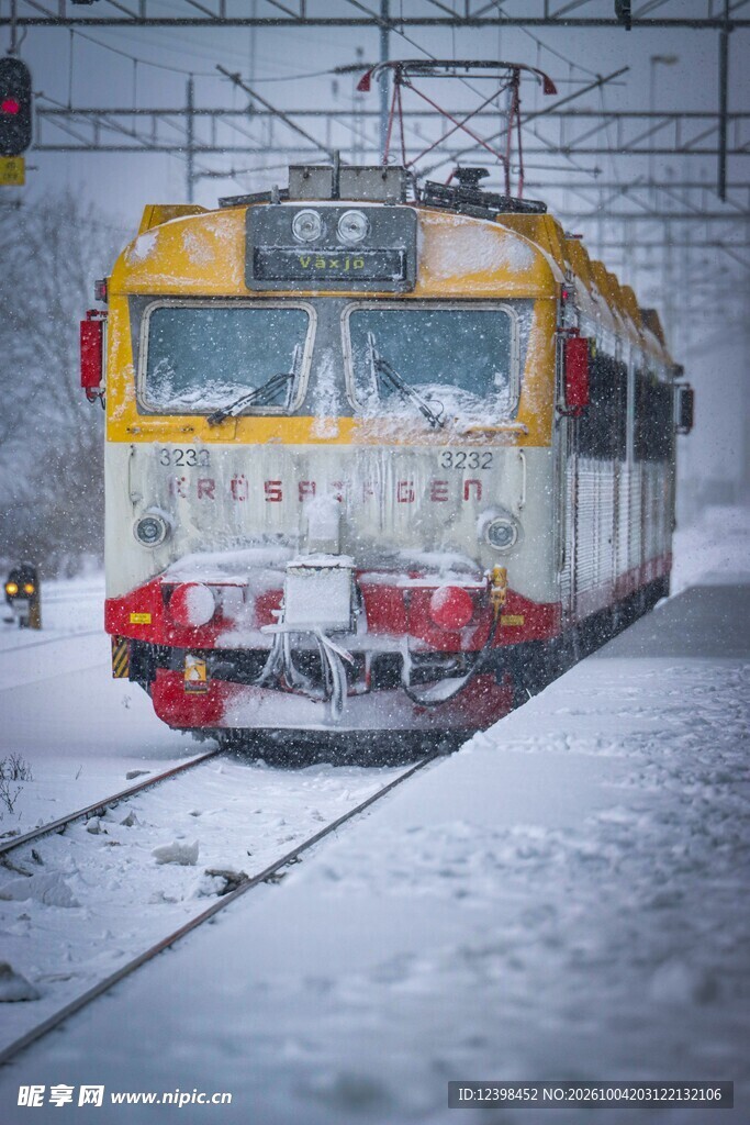 雪地行驶的有轨电车