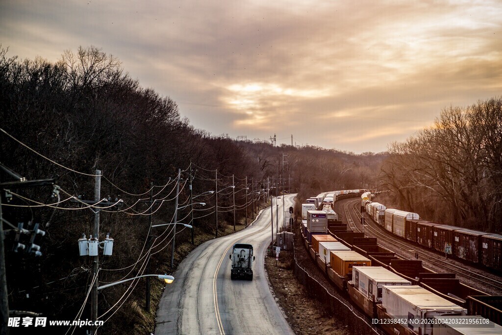 夕照郊野公路与货运列车