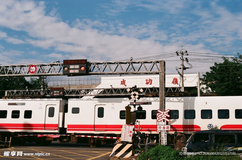 蓝天白云下的客运列车