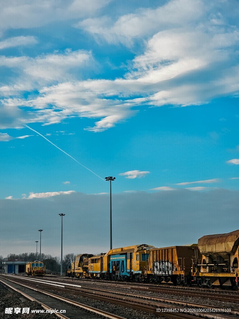 晴空下的铁路货运场站
