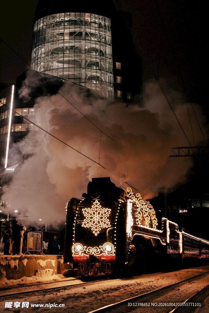 夜间行驶的蒸汽火车
