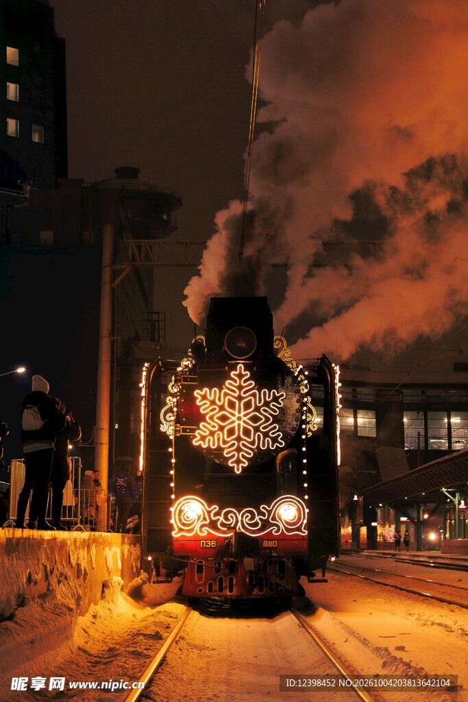 夜景中的复古蒸汽火车