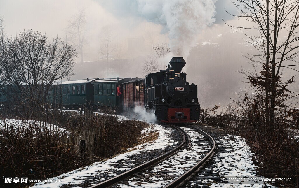 冬日雪地行驶的蒸汽火车