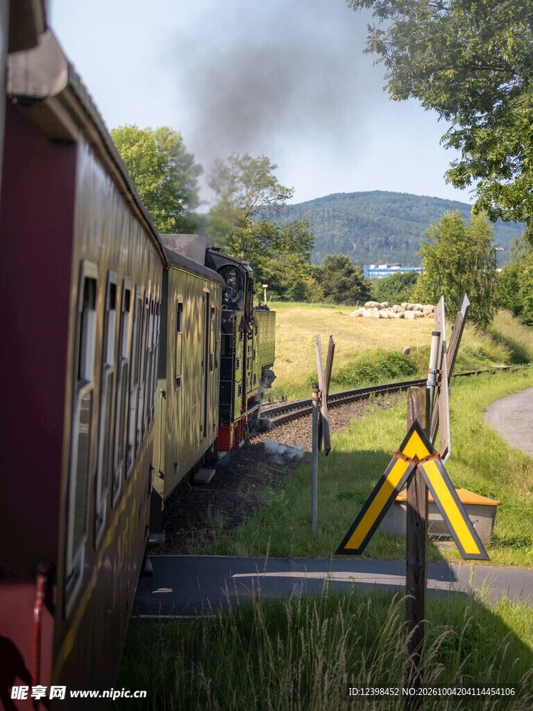 乡野间的复古蒸汽火车