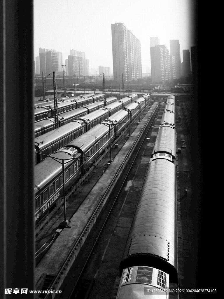 黑白高铁轨道城市远景