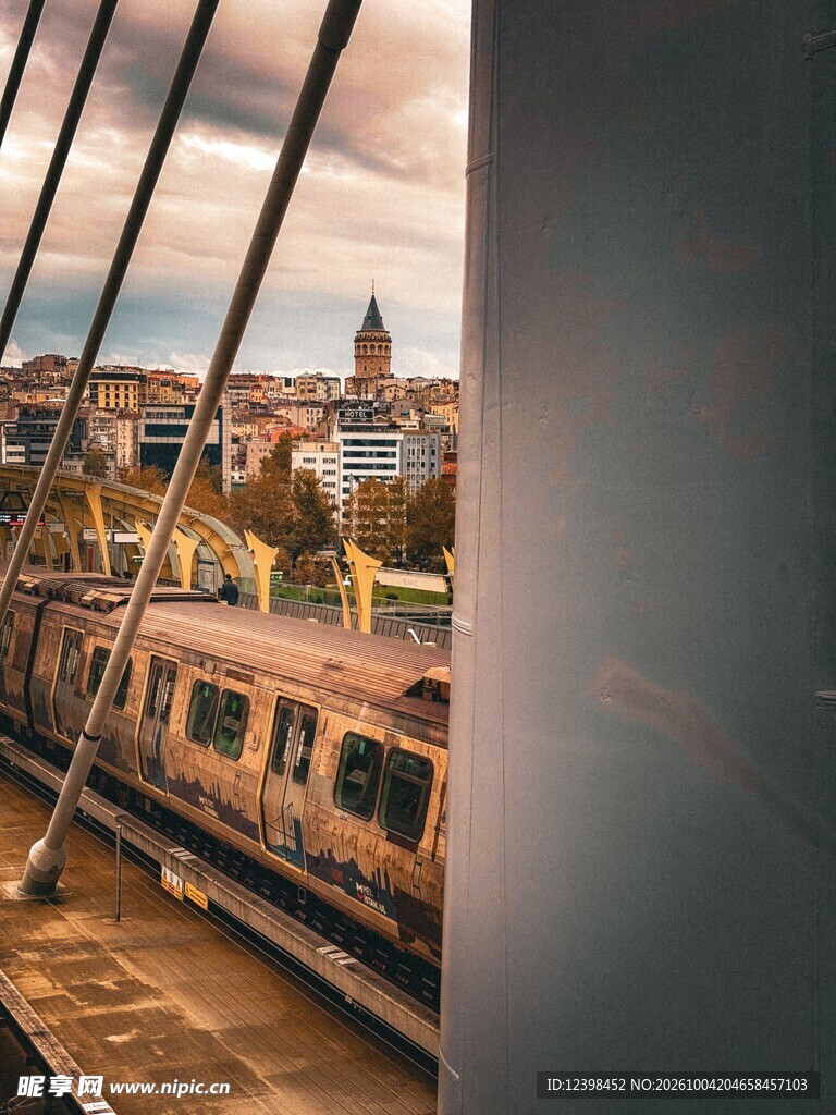 窗边远眺城市黄昏景色