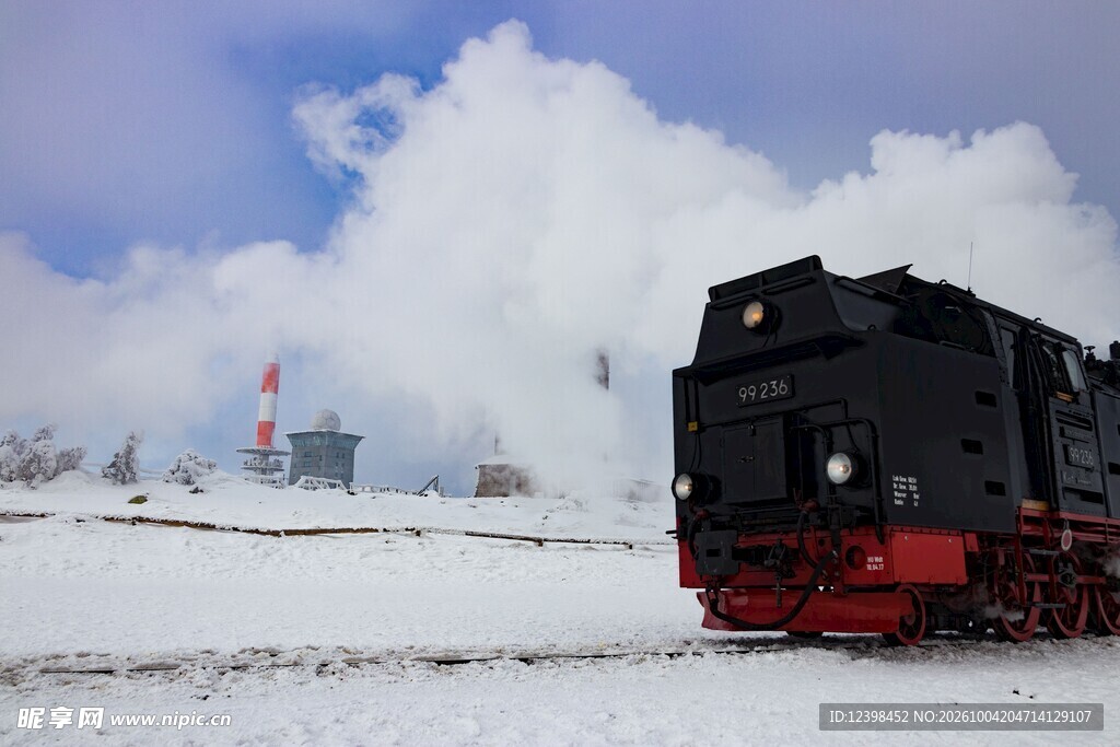 雪原上的老式火车
