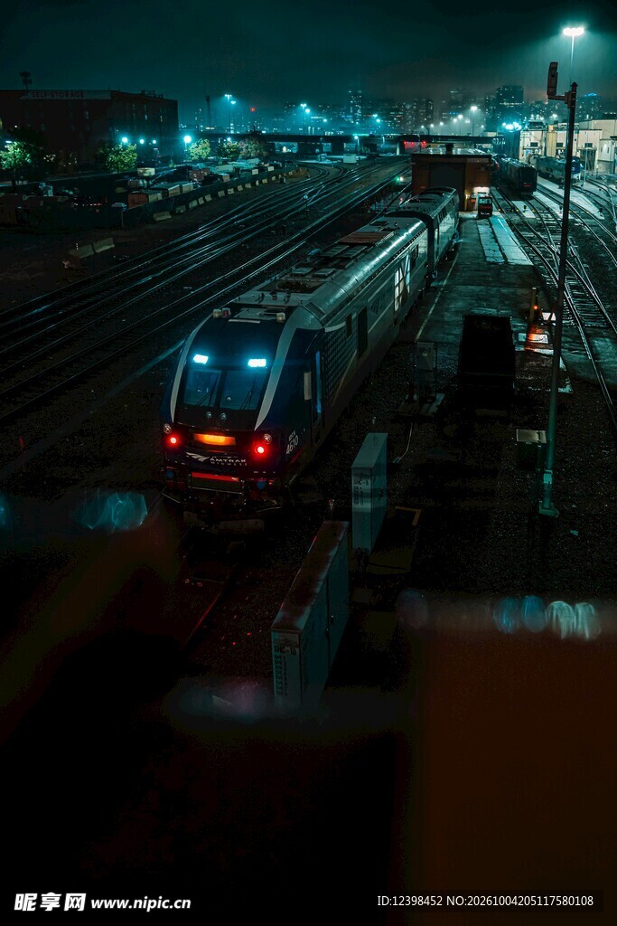 夜间行驶的列车