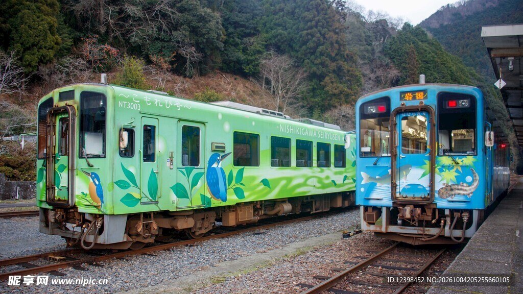 山间彩绘观光列车