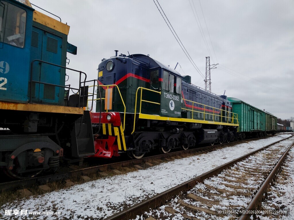 雪天停靠的货运列车