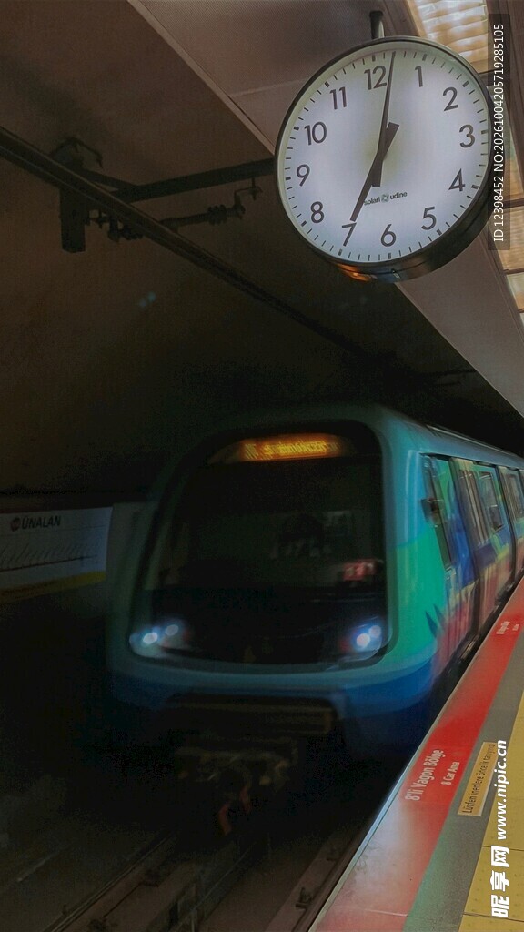 车站站台时钟与列车