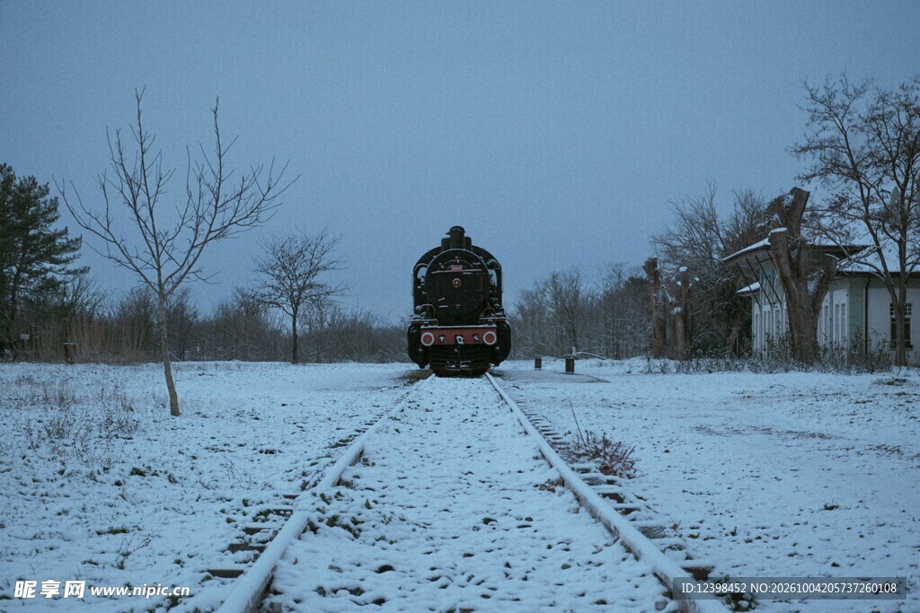 雪野中驶来的老式火车