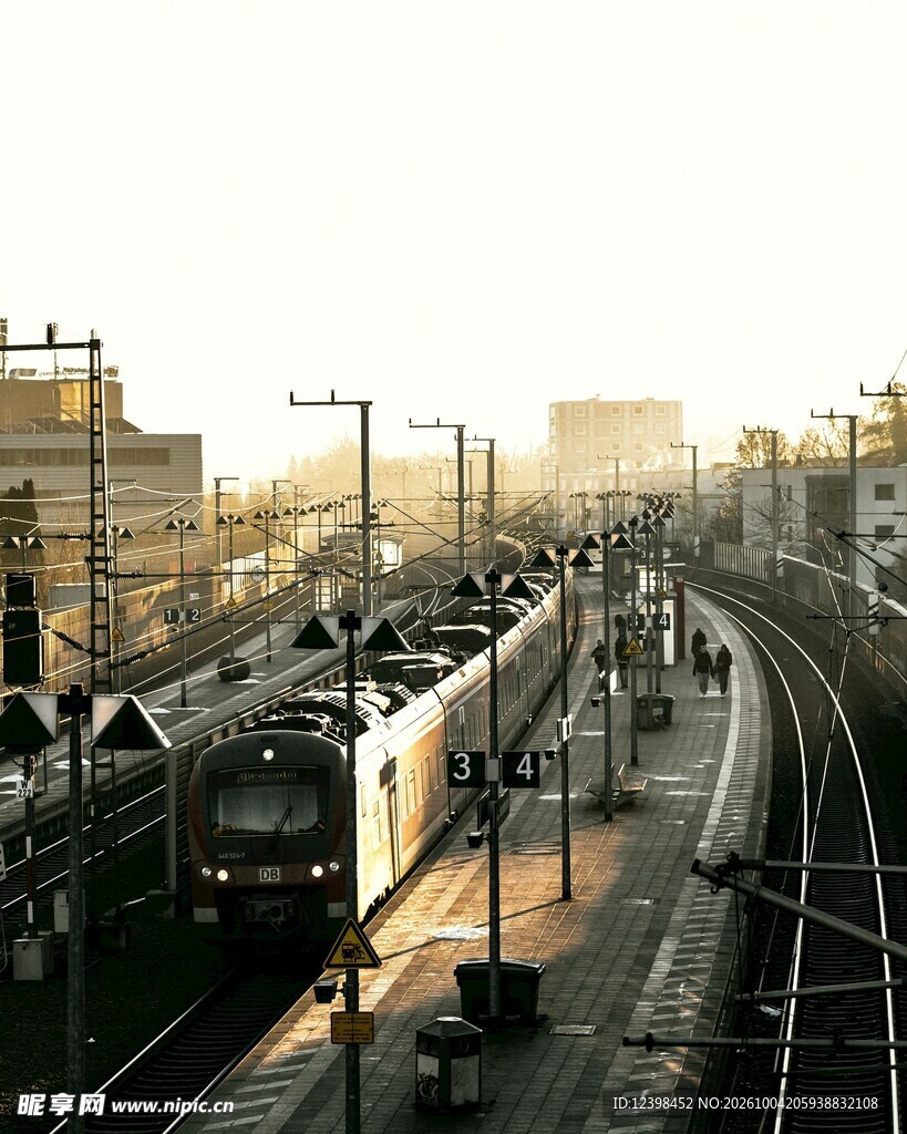 夕照下的城市列车