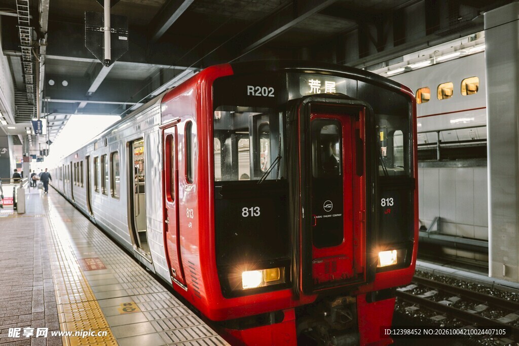 停靠站台的红色地铁