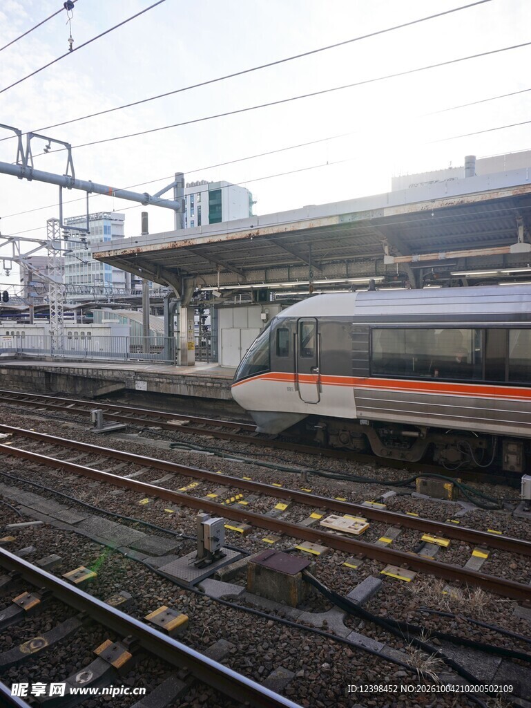 驶过站台的通勤列车