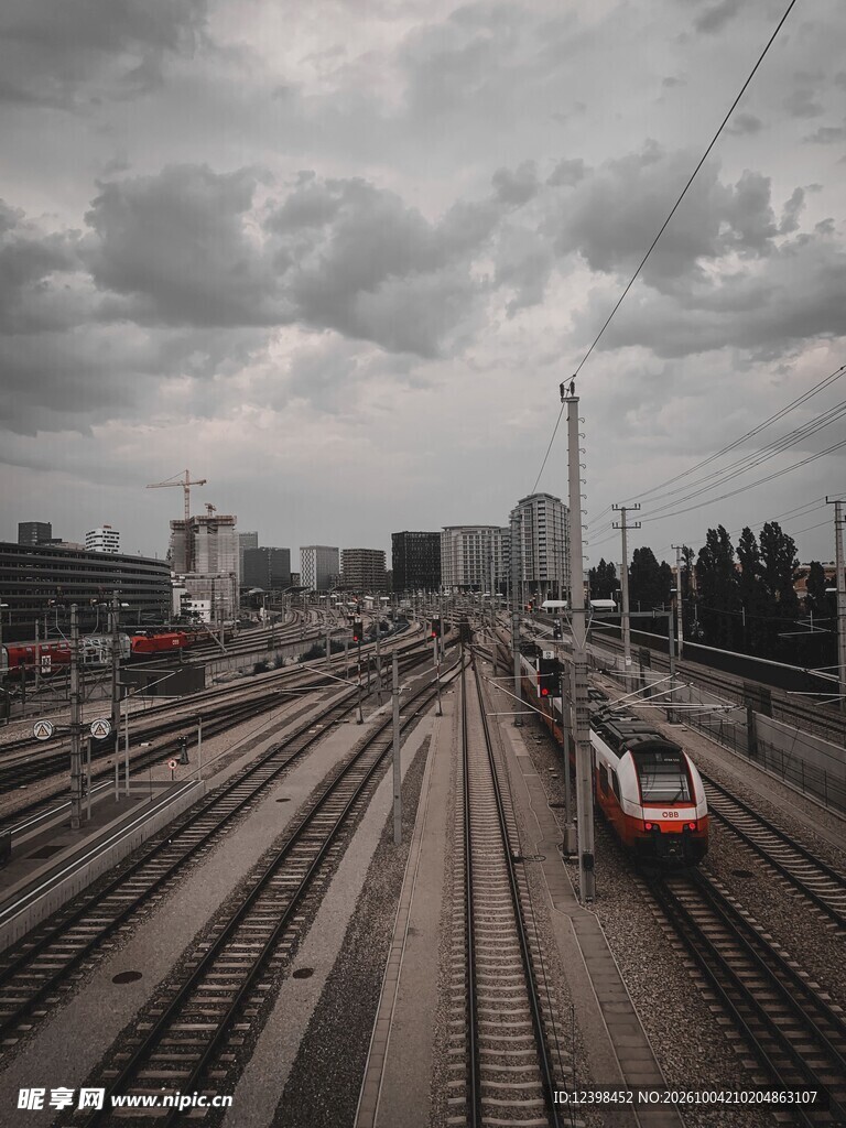 阴云下的城市铁路