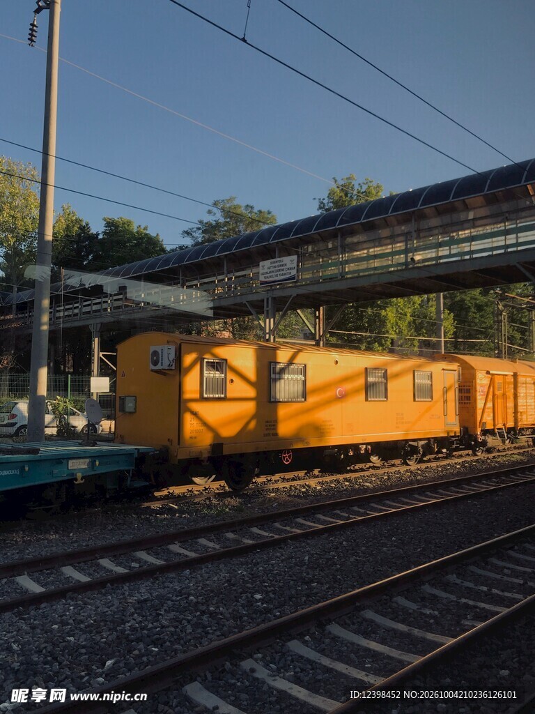 夕阳下的黄色列车