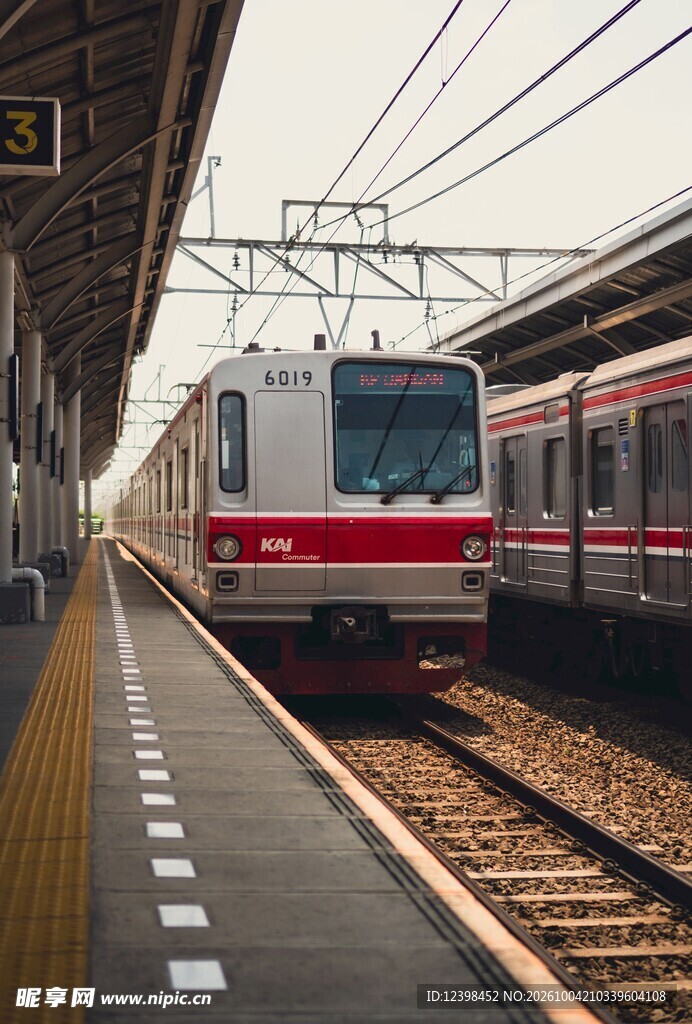 站台停靠的通勤列车
