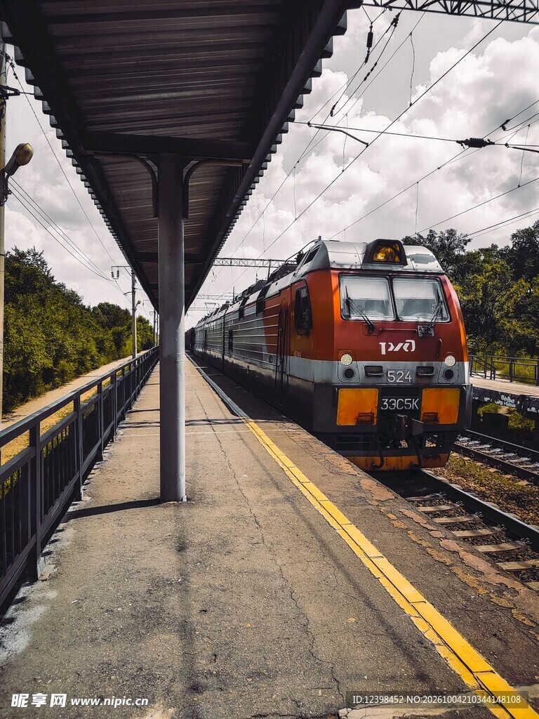 站台旁行驶的客运列车